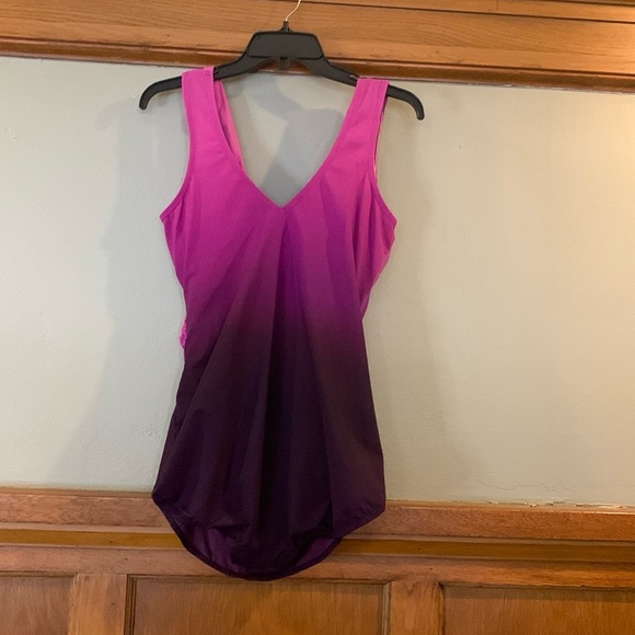 Lands End slimming 1 Piece swimsuit - Picture 4 of 7